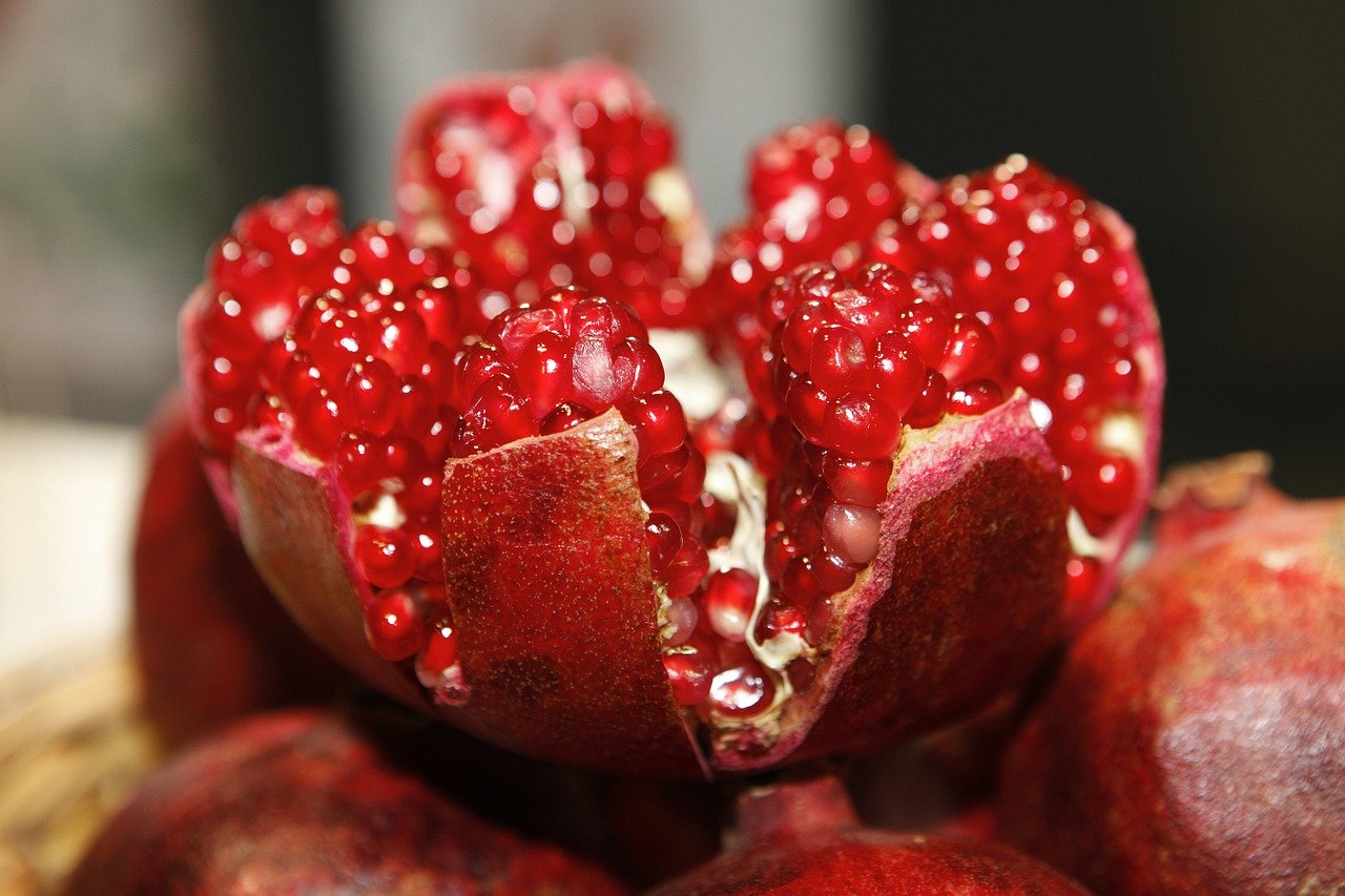 13 Health Benefits of Pomegranate & Nutritional Breakdown